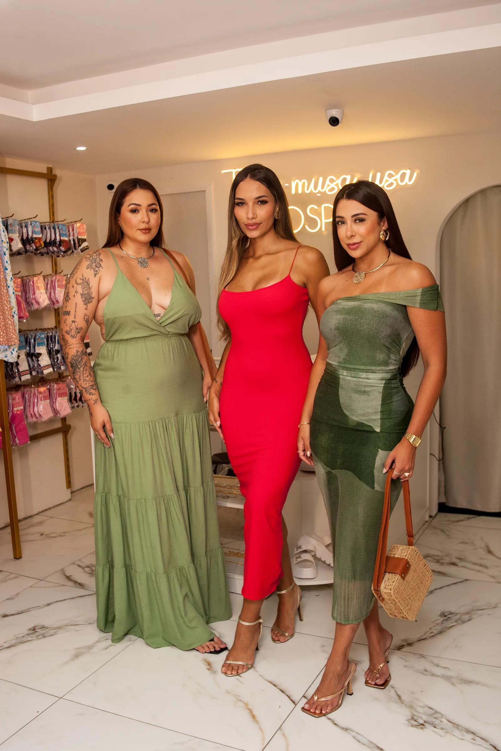 Mulheres vestindo diferentes looks da Prospere
